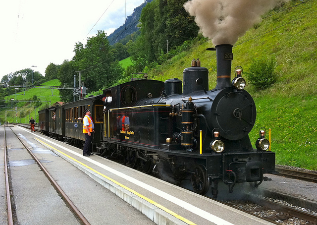 Difference Between Internal and External Combustion Engine - Steam_Train