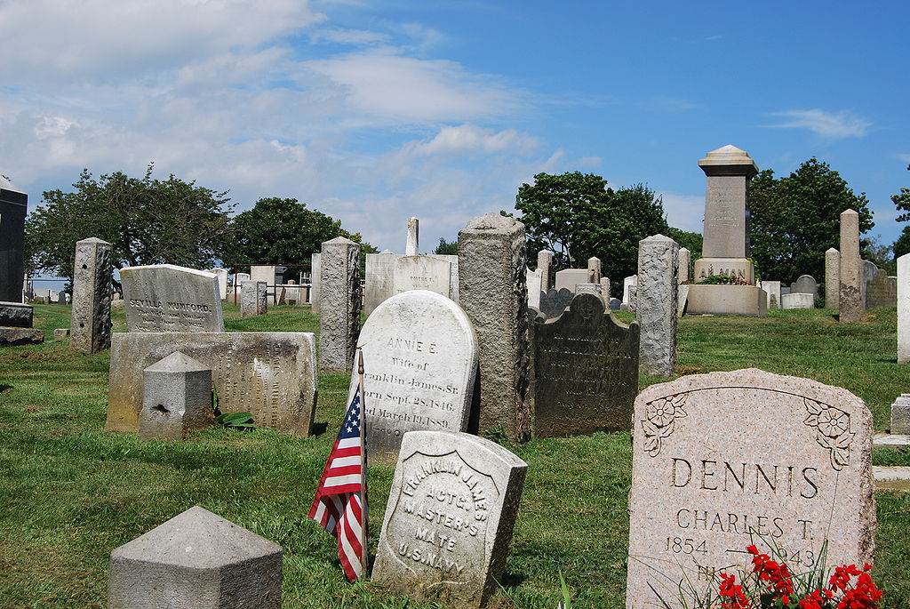 Difference Between Cemetery and Graveyard