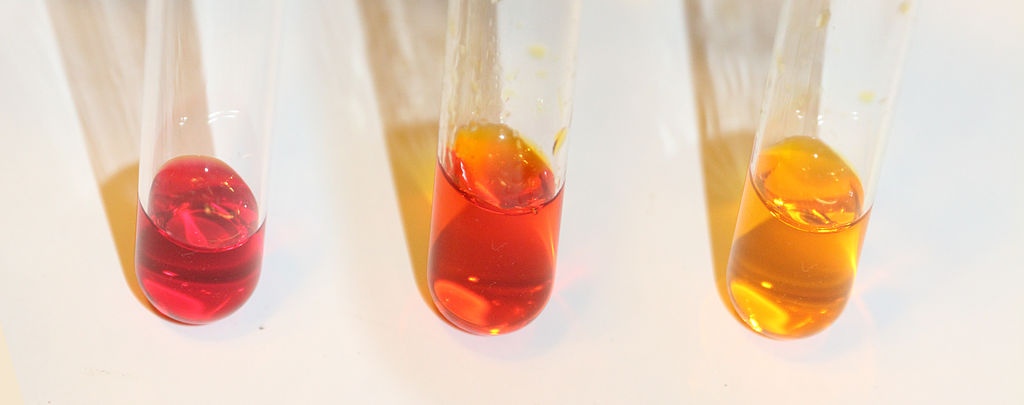 Main Difference - Acid Base Indicator vs Universal Indicator