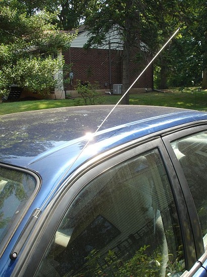 Difference Between Omni and Directional Antenna - Whip_antenna_on_a_Car