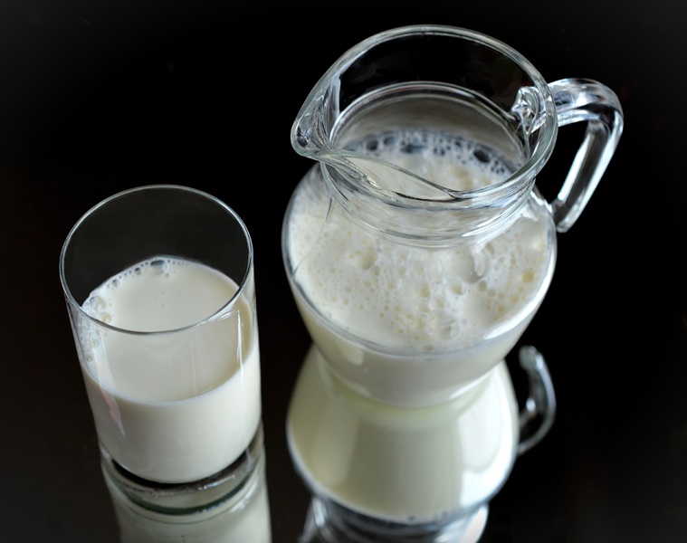 Main Difference - Organic Milk and Regular Milk