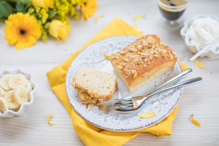What is the Difference Between Banana Bread and Cake