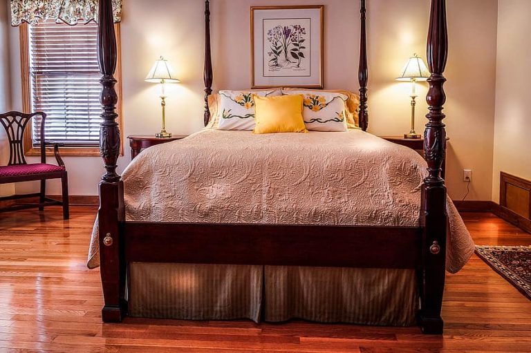 What is the Difference Between Bedspread and Bed Sheet