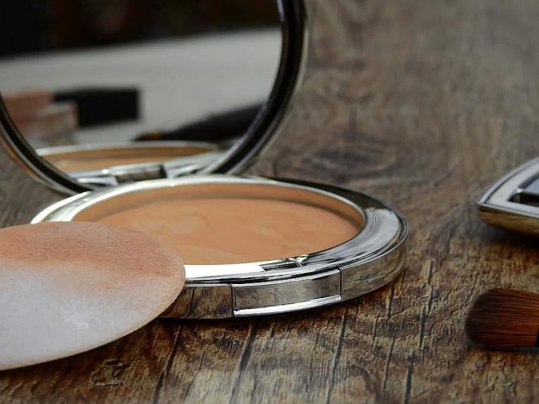 What is the Difference Between Foundation Concealer and Highlighter