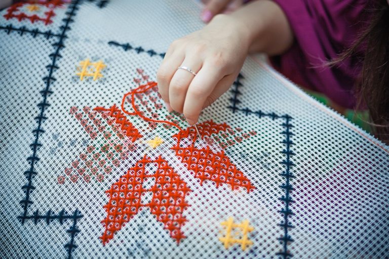 What is the Difference Between Needlepoint and Embroidery - Pediaa.Com