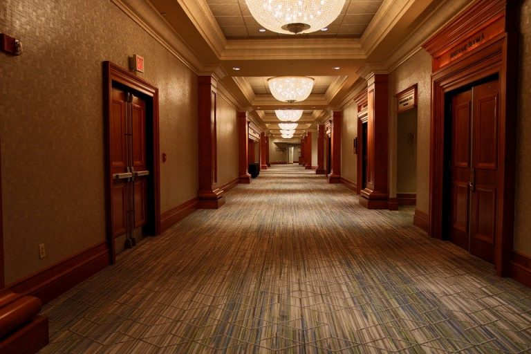 What is the Difference Between Corridor and Hallway - Pediaa.Com