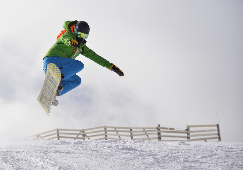 What is the Difference Between Snowboarding and Skiing