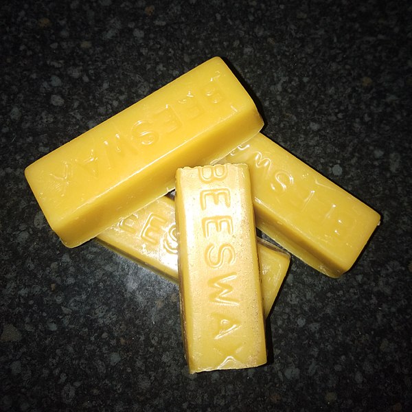 Main Difference - Beeswax vs Soy Wax