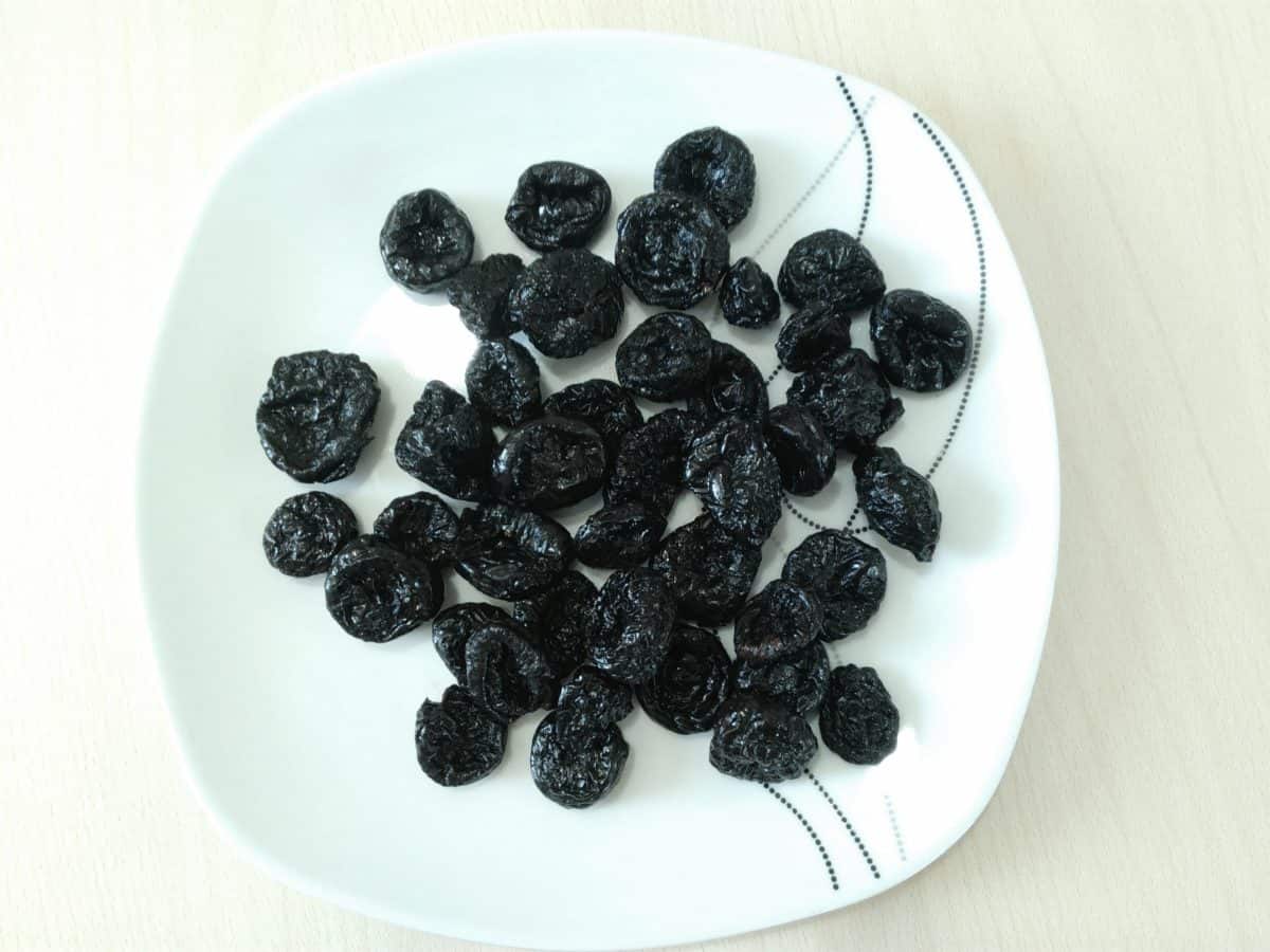 What is the Difference Between Prunes and Plums