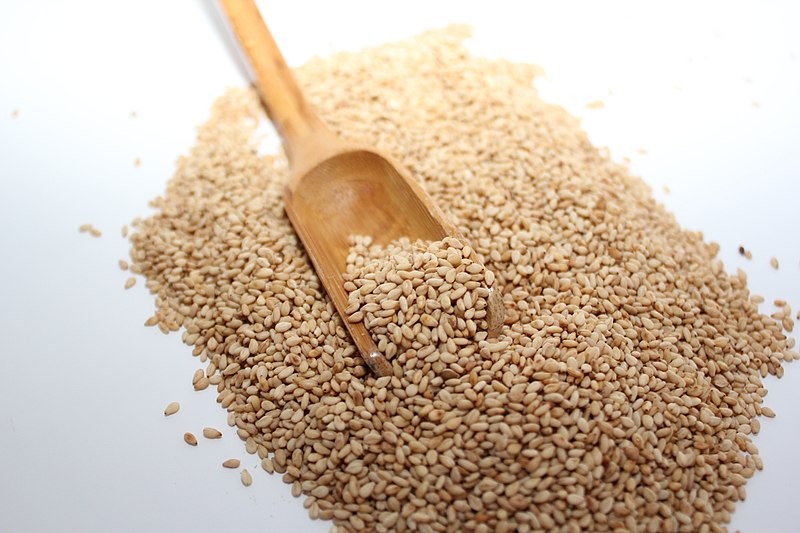 What is the Difference Between Chia Seeds and Sesame Seeds