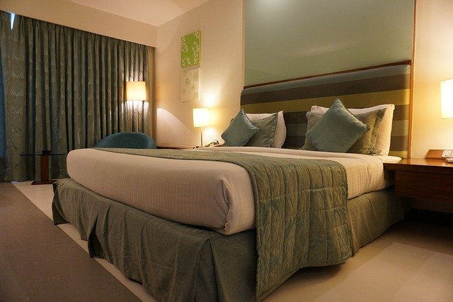 Main Difference - Housekeeping vs Room Service