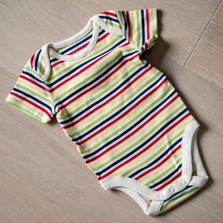 What is the Difference Between Onesies and Bodysuits - Pediaa.Com