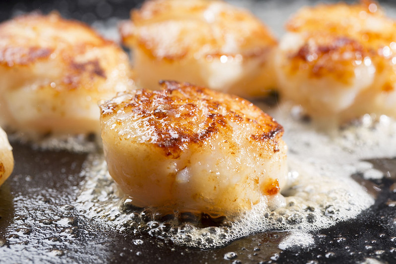 What is the Difference Between Bay Scallops and Sea Scallops
