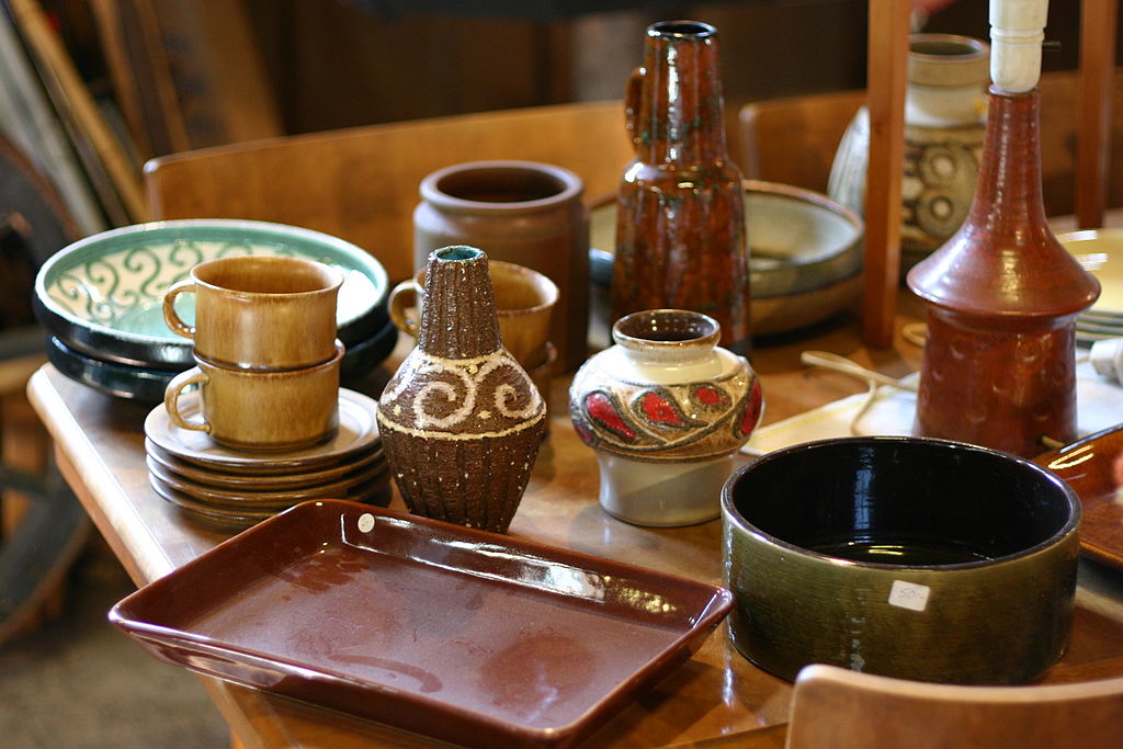 What is the Difference Between Earthenware and Stoneware