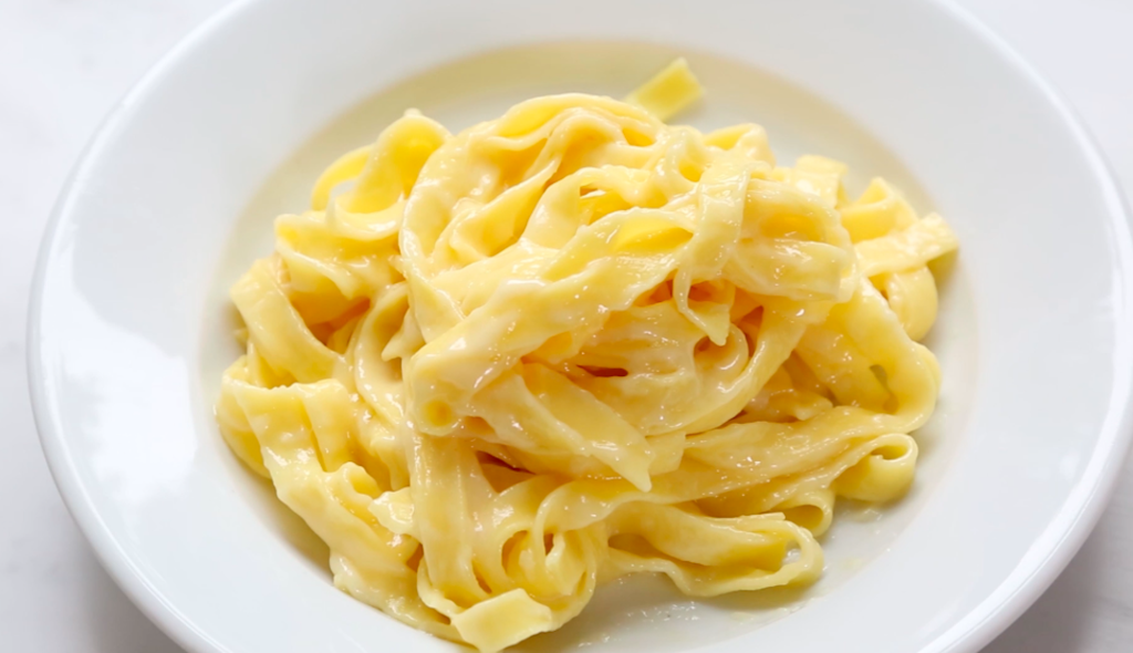 Compare Alfredo and Carbonara Sauces - What's the difference?