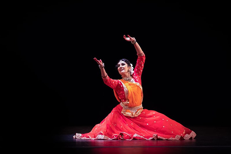 Compare Kathak and Bharatnatyam - What's the difference?