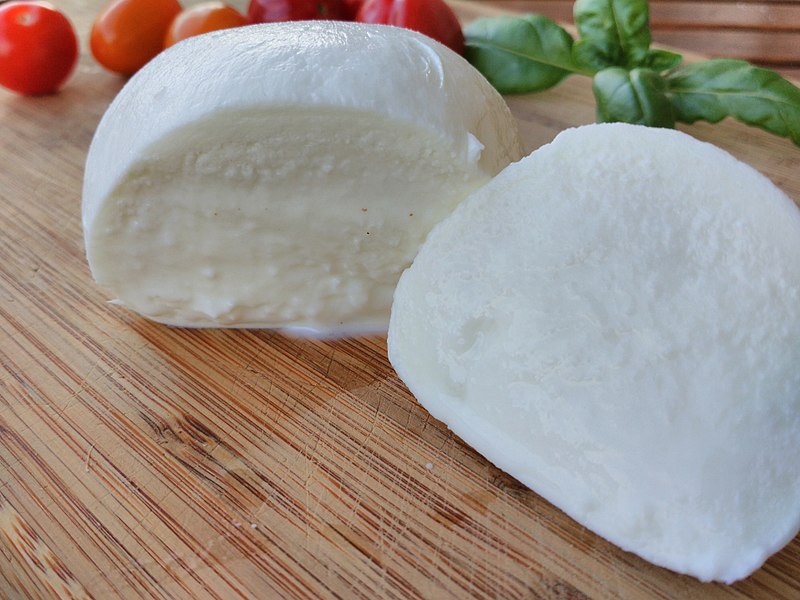Compare Mozzarella and Cheddar and Parmesan Cheese - What's the difference?