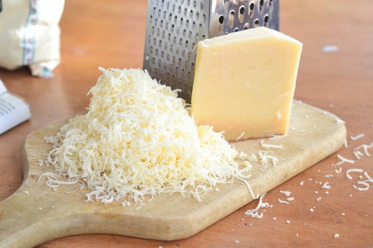 What is the Difference Between Mozzarella and Cheddar and Parmesan