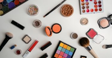 Compare Makeup and Makeover - What's the difference?