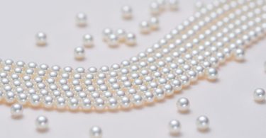 Compare Freshwater and Cultured Pearls - What's the difference?