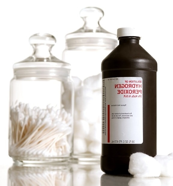 What is the Difference Between Carbamide Peroxide and Hydrogen Peroxide