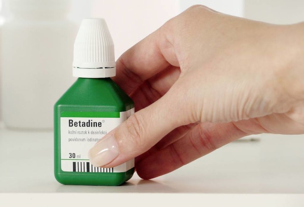 What is the Difference Between Hydrogen Peroxide and Betadine
